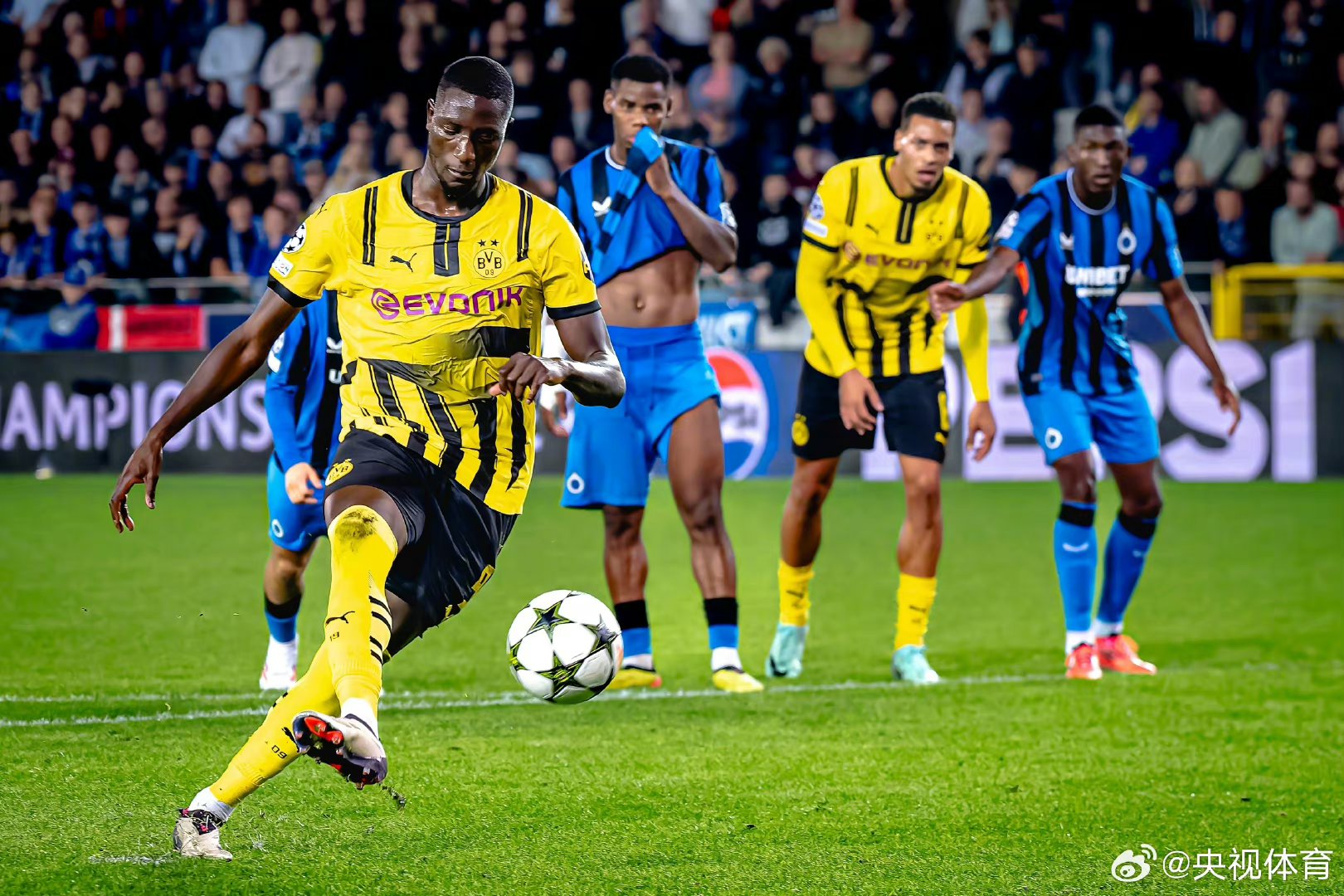 天行网站 -多特蒙德迎英超关键赛，集结日内部沟通，震撼外界，训练强度明显提升 